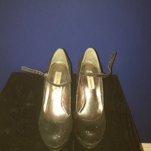//Steve madden high heels// selling for $18